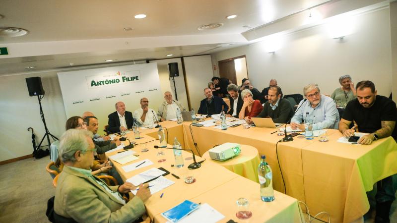 Mesa Redonda «Situação económica, Constituição da República e o futuro do País»